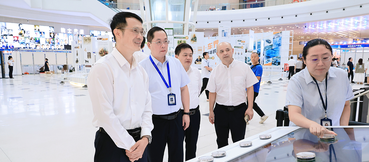 2025年湖北省暨武汉市全国科普月活动（图为省科协党组书记、副主席周德文参观现?。?(1).jpg