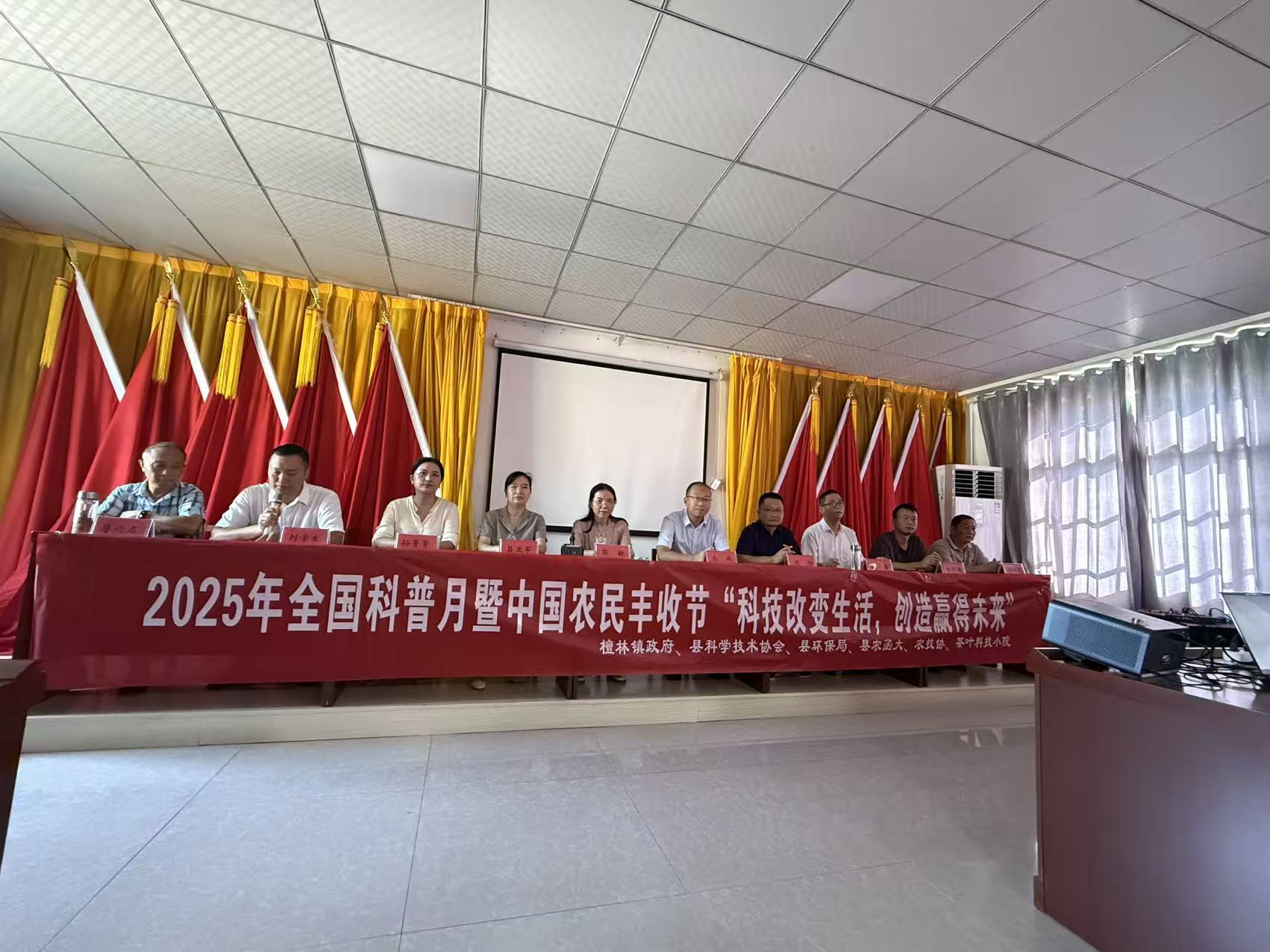参加活动领导.jpg